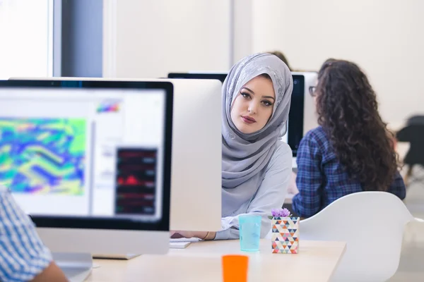 Arabe femme d'affaires travaillant dans le bureau — Photo