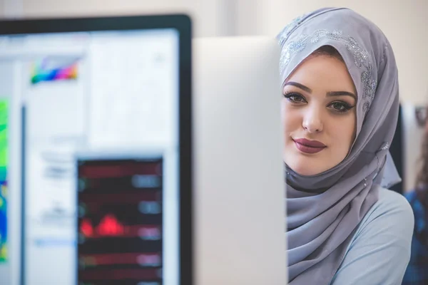 Arabic business woman working in office — Stock Photo, Image