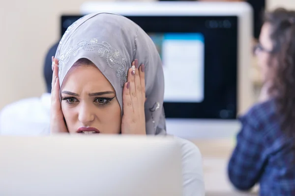 Arabe femme semble en colère dans le bureau — Photo