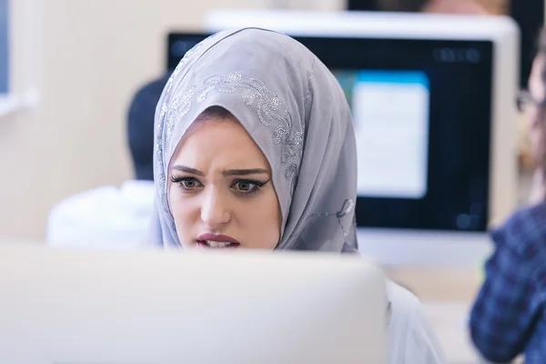 Arabe femme semble en colère dans le bureau — Photo