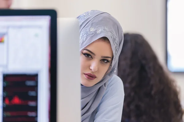 Jeune femme d'affaires travaillant au bureau — Photo