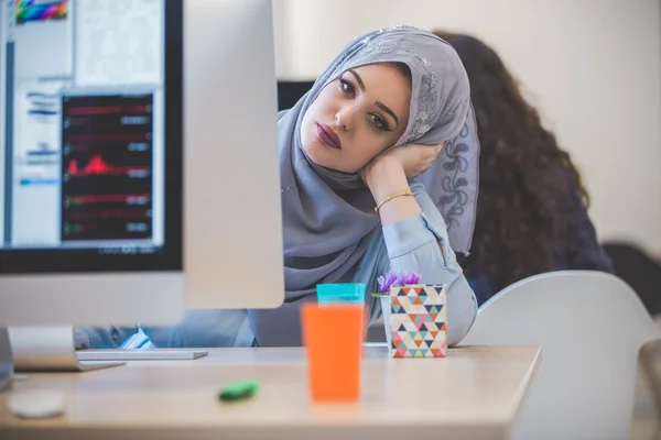 Jeune femme d'affaires travaillant au bureau — Photo