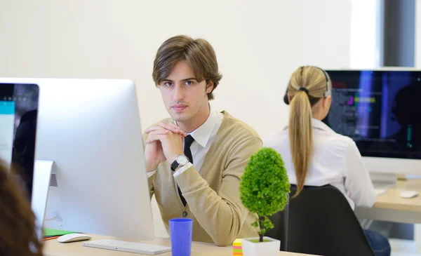 Sviluppatore di software che lavora sul computer — Foto Stock