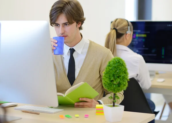 Software developer working on computer — Stock Photo, Image