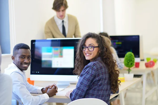 Empresarios que trabajan con una laptop — Foto de Stock