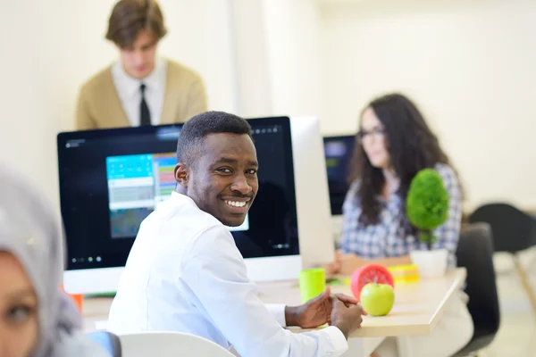 Ondernemers met behulp van een laptop — Stockfoto