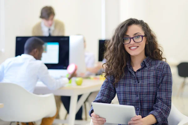 Jeune femme d'affaires au bureau moderne — Photo