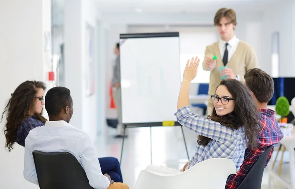 Equipo de negocios serio con flip board en la oficina —  Fotos de Stock