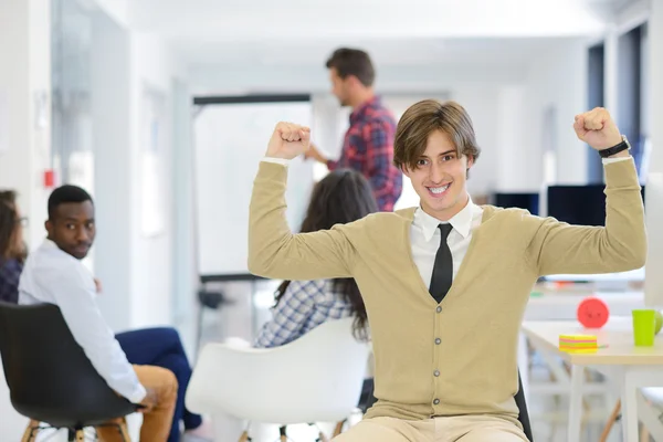 Feliz equipo creativo hablando en la oficina — Foto de Stock