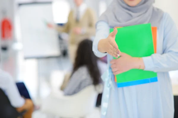 Arabe femme d'affaires travaillant en équipe — Photo