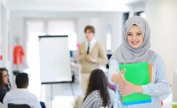 Mujer árabe de negocios trabajando en equipo —  Fotos de Stock