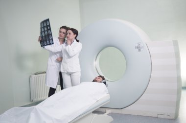 İnceden inceye gözden geçirmek ve Ct tarayıcı üzerinde tanısı hastanın 