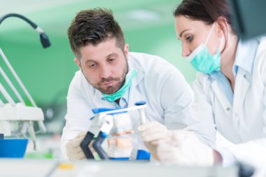 manken üzerinde pratik diş hekimliği öğrenci