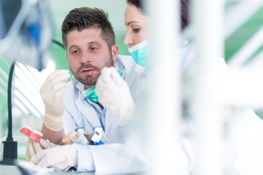 manken üzerinde pratik diş hekimliği öğrenci