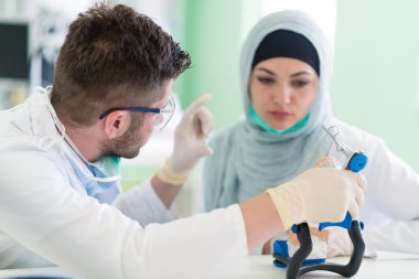 Takma diş üzerinde çalışan Diş Protez öğrenciler