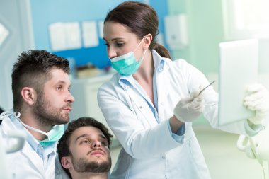 diş hekimi doktor öğretmen tedavi prosedürü açıklayan