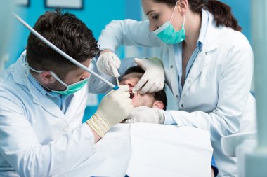diş hekimi doktor öğretmen tedavi prosedürü açıklayan