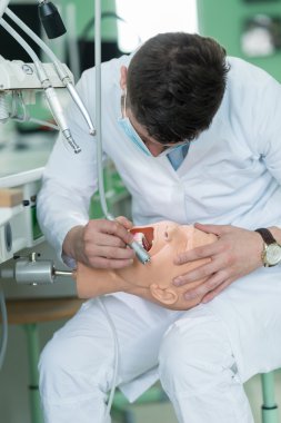 Bebek üzerinde pratik diş öğrenci. 