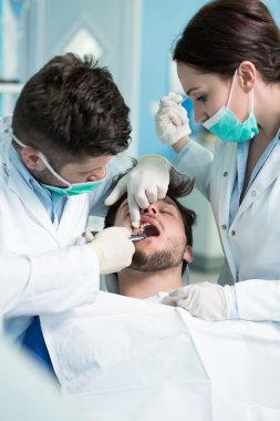 diş hekimi doktor öğretmen tedavi prosedürü açıklayan