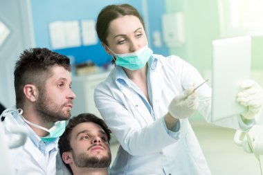 diş hekimi doktor öğretmen tedavi prosedürü açıklayan