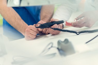 Takma diş üzerinde çalışırken diş öğrenciler