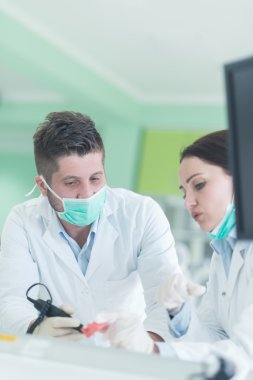 Takma diş üzerinde çalışırken diş öğrenciler