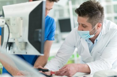 Takma diş üzerinde çalışırken diş öğrenciler