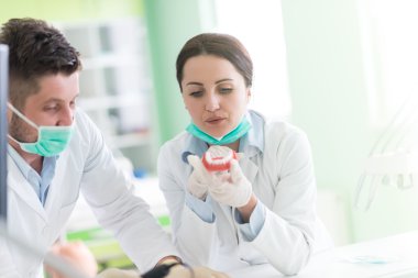 Takma diş üzerinde çalışırken diş öğrenciler