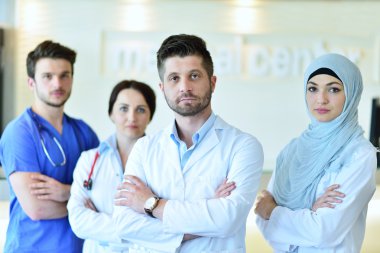 Genç profesyonel tıbbi ekip