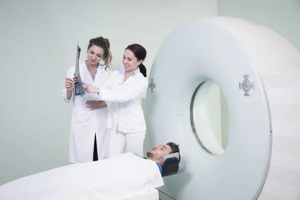Paciente siendo escaneado y diagnosticado con tomografía computarizada — Foto de Stock