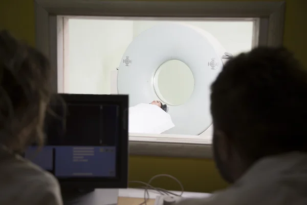 Científico Escaneando los cerebros de los pacientes — Foto de Stock