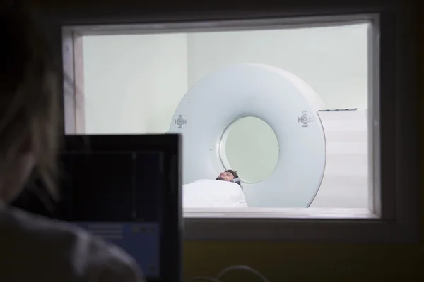 Científico Escaneando los cerebros de los pacientes — Foto de Stock