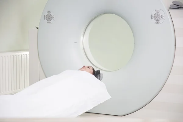 Um sofisticado scanner de ressonância magnética no hospital . — Fotografia de Stock