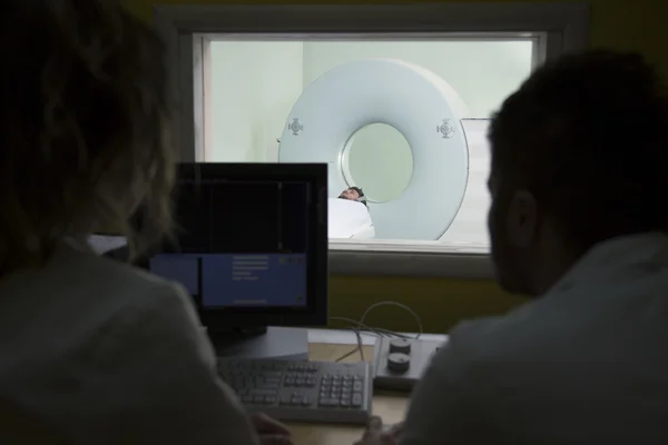 Cientista Scanning o cérebro dos pacientes — Fotografia de Stock