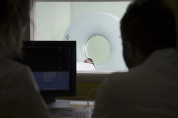 환자의 두뇌를 검사 하는 과학자 — 스톡 사진