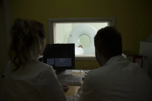 Científico Escaneando los cerebros de los pacientes — Foto de Stock