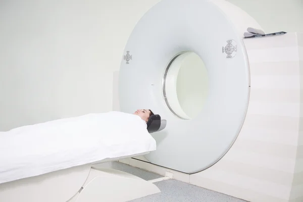Um sofisticado scanner de ressonância magnética no hospital . — Fotografia de Stock