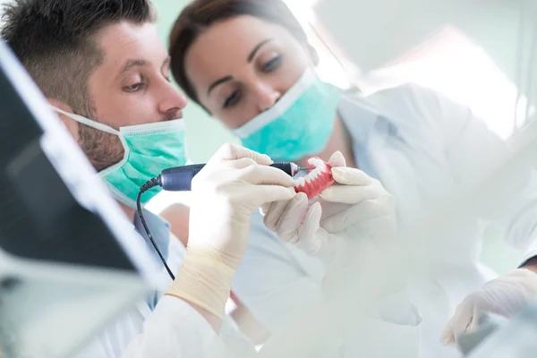 Tandheelkunde student beoefenen op etalagepop — Stockfoto