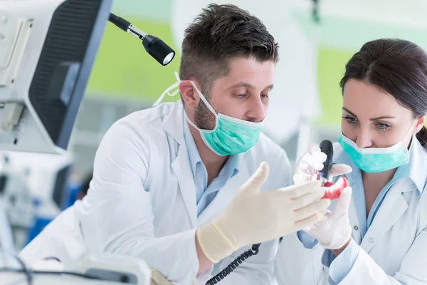 Étudiant en dentisterie pratiquant sur mannequin — Photo