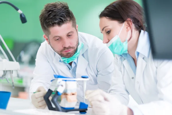 Estudante de odontologia praticando em manequim — Fotografia de Stock