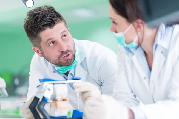 Estudante de odontologia praticando em manequim — Fotografia de Stock