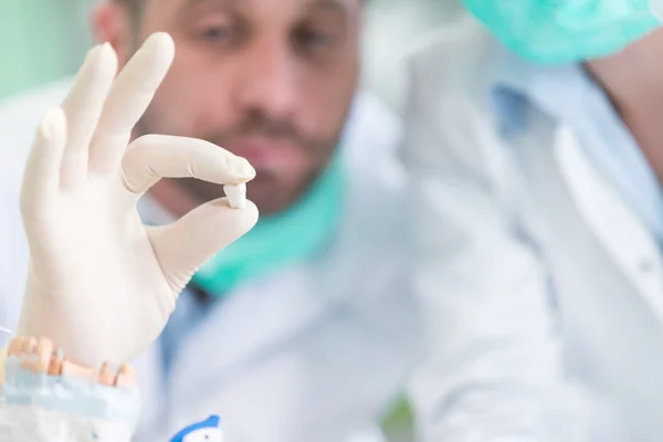 Dentistry student practicing on mannequin — Stock fotografie