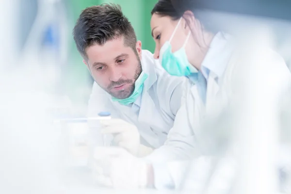 Dentistry student practicing on mannequin — ストック写真