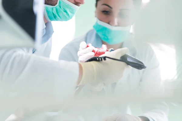 Estudante de odontologia praticando em manequim — Fotografia de Stock