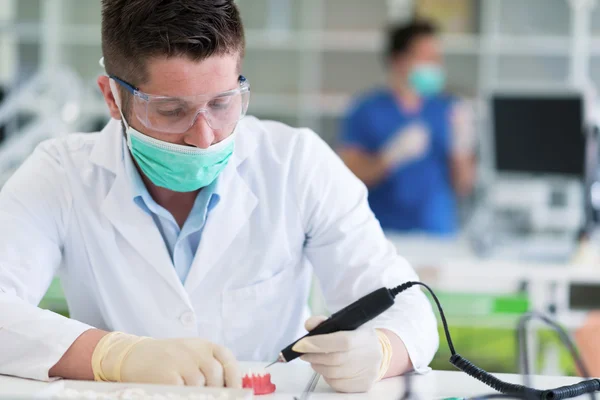 Estudante de odontologia praticando em manequim — Fotografia de Stock