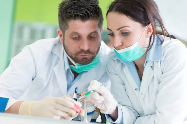 Dentistry student practicing on mannequin — Stock fotografie