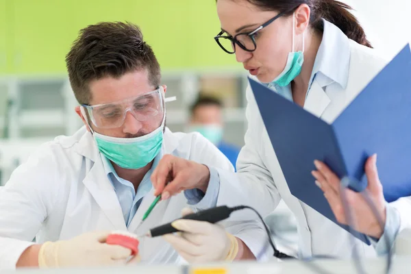 Estudantes de estomatologia trabalhando cuidadosamente em modelos anatômicos — Fotografia de Stock