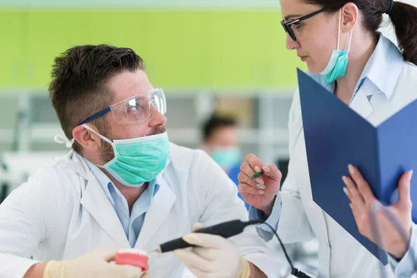 Estudiantes de estomatología trabajando cuidadosamente en modelos anatómicos —  Fotos de Stock