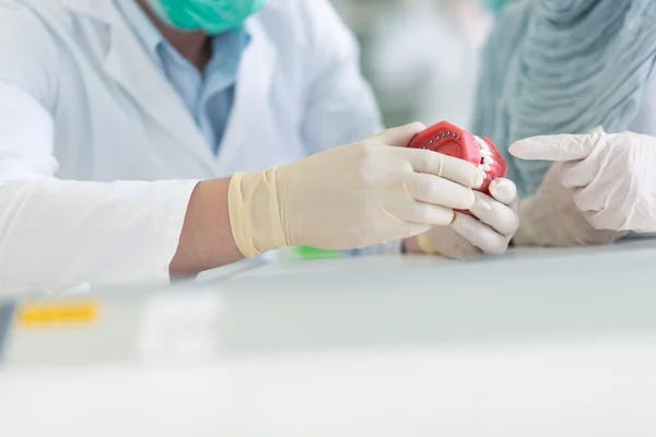 Zahnprothesen-Studenten arbeiten an der Prothese — Stockfoto