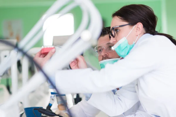 Étudiants en stomatologie travaillant avec soin sur des modèles anatomiques — Photo